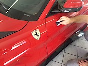Keramikversiegelung wird auf einem Ferrari fachgemäß aufgetragen
