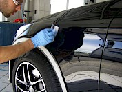 Keramikversiegelung wird am Fahrzeug fachgemäß aufgetragen